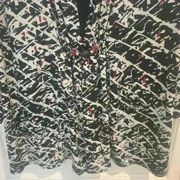 X117 Notation mock 2 piece black and red loose fit size large - Picture 4 of 8